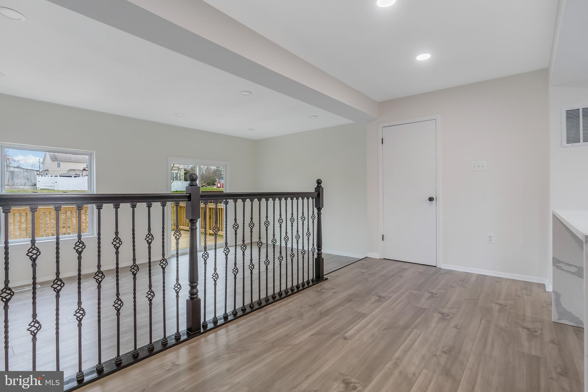 SEVEN COURTS - Residential