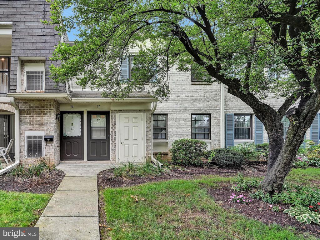 Photo of 17 Valleybrook Drive, Lancaster, PA 17601 (MLS # PALA2057946)