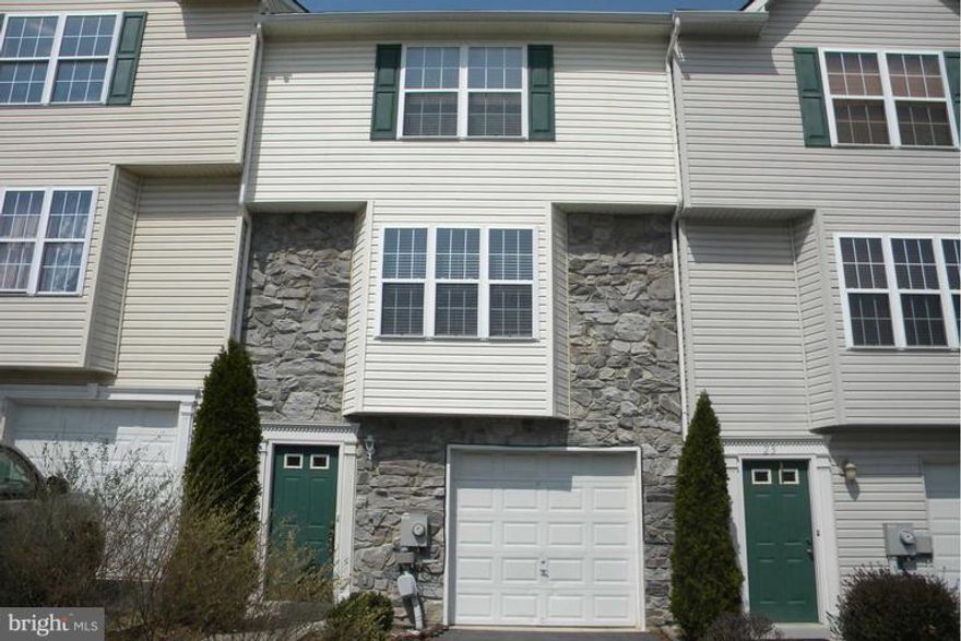 Spacious Townhouse features 1900 sqft of living space with 3 bedrooms, 3.5 baths & 1 car garage with opener. Three levels include lg bedrooms, finished rec room with walkout, master suite with lux bath separate shower & soaking tub, laminate floors, built in microwave,open living/dinning area, eat-in kitchen all convenient to schools and shopping