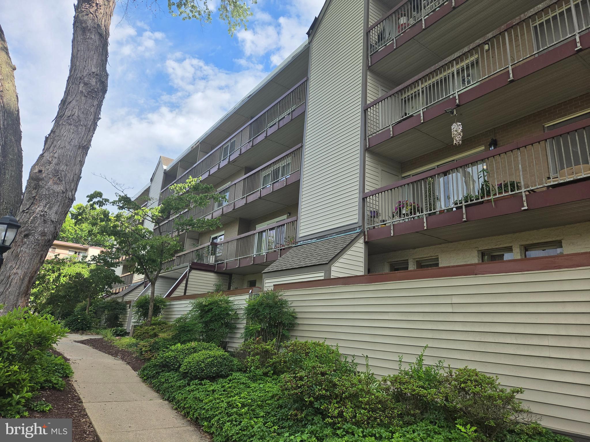 7420 LAKEVIEW DR W103