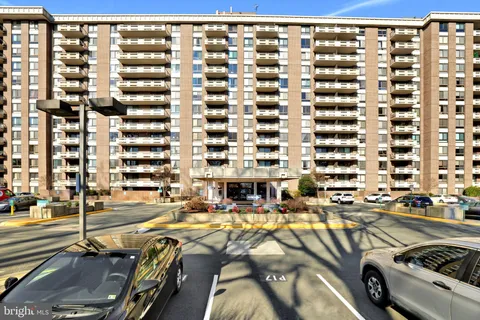 1808 Old Meadow Road Unit 1015, McLean, VA MLS: VAFX2236640
