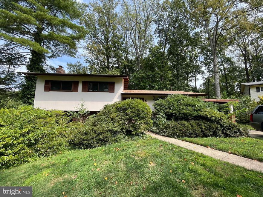 Opportunity knocks in Springfield! 🏡 6403 Greeley Blvd is a diamond in the rough, ready for your vision and creativity. This 4-bed, 2-bath Split Level home offers solid bones, a spacious ⅓-acre lot, and sits in the desirable 22152 zip code — perfect for customizing, expanding, or modernizing to your taste. Whether you’re a seasoned investor looking for your next flip, a landlord seeking a valuable addition to your portfolio, or a homeowner eager to build equity, this property offers incredible potential and return on investment.
Features:
• Handyman Special – Ideal for those who love a good project
• Needs TLC – Customize and renovate to your liking
• Fixer-Upper – Great potential to add significant value
• As-Is Sale – Perfect for those ready to take on a rehab project
• Investment Property – Great for buy-and-hold investors and landlords
• Value-Add Opportunity – Unlock the property’s full income potential
• Great ROI – Endless possibilities to transform and profit
Located minutes from Springfield Town Center, VRE, major commuter routes, parks, and top-rated schools, this home combines convenience, location, and opportunity — perfect for anyone ready to turn potential into profit! 💰✨