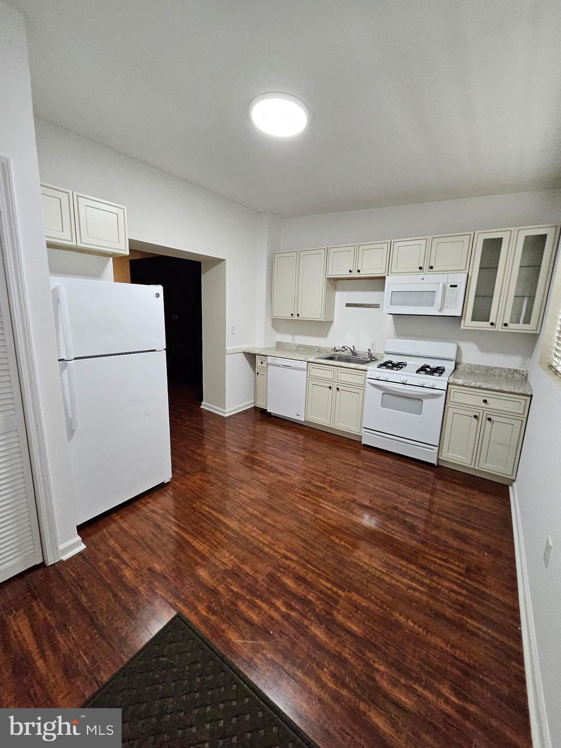 EAST FALLS - Residential Lease