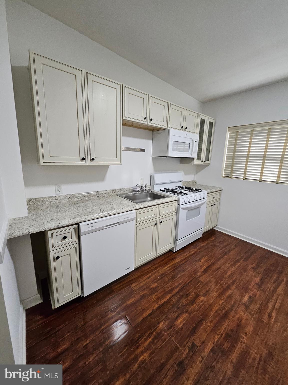 EAST FALLS - Residential Lease