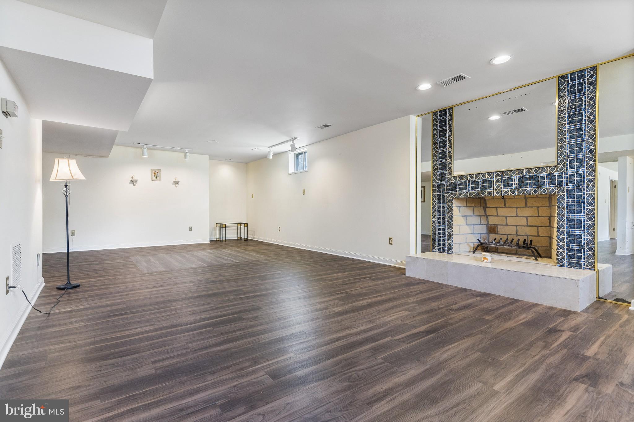 DARNESTOWN OUTSIDE - Residential