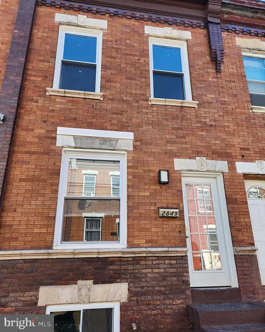 Cheapest Fully rehabbed 3BR 2BA for the price of a 2/1. new paint, roof, windows, systems, flooring,
professionally installed by Home Depot with warranty. Clean title. Central air heat, no cheap electric
baseboards that burnout or spike the electric bill. Just attach compressor for central ac. Private parking on
your curb. Large main BR. The basement is clean, dry, good for storage and laundry. Backyard is shaded.
Qualifies for 1st timer or investor! No repairs needed.