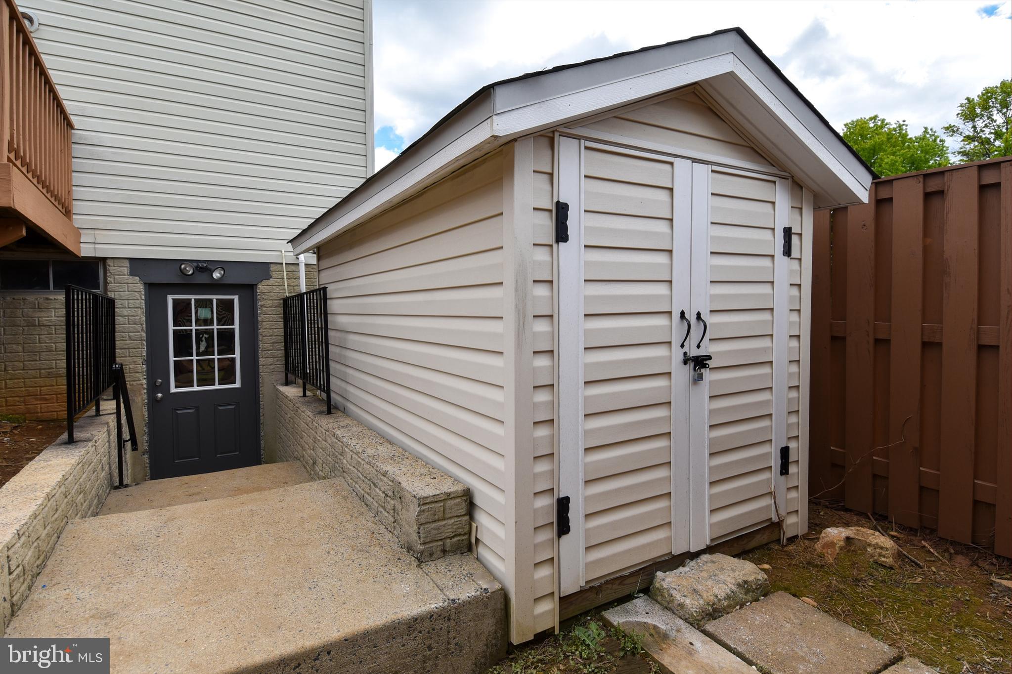 ROBIN MEADOWS - Residential Lease