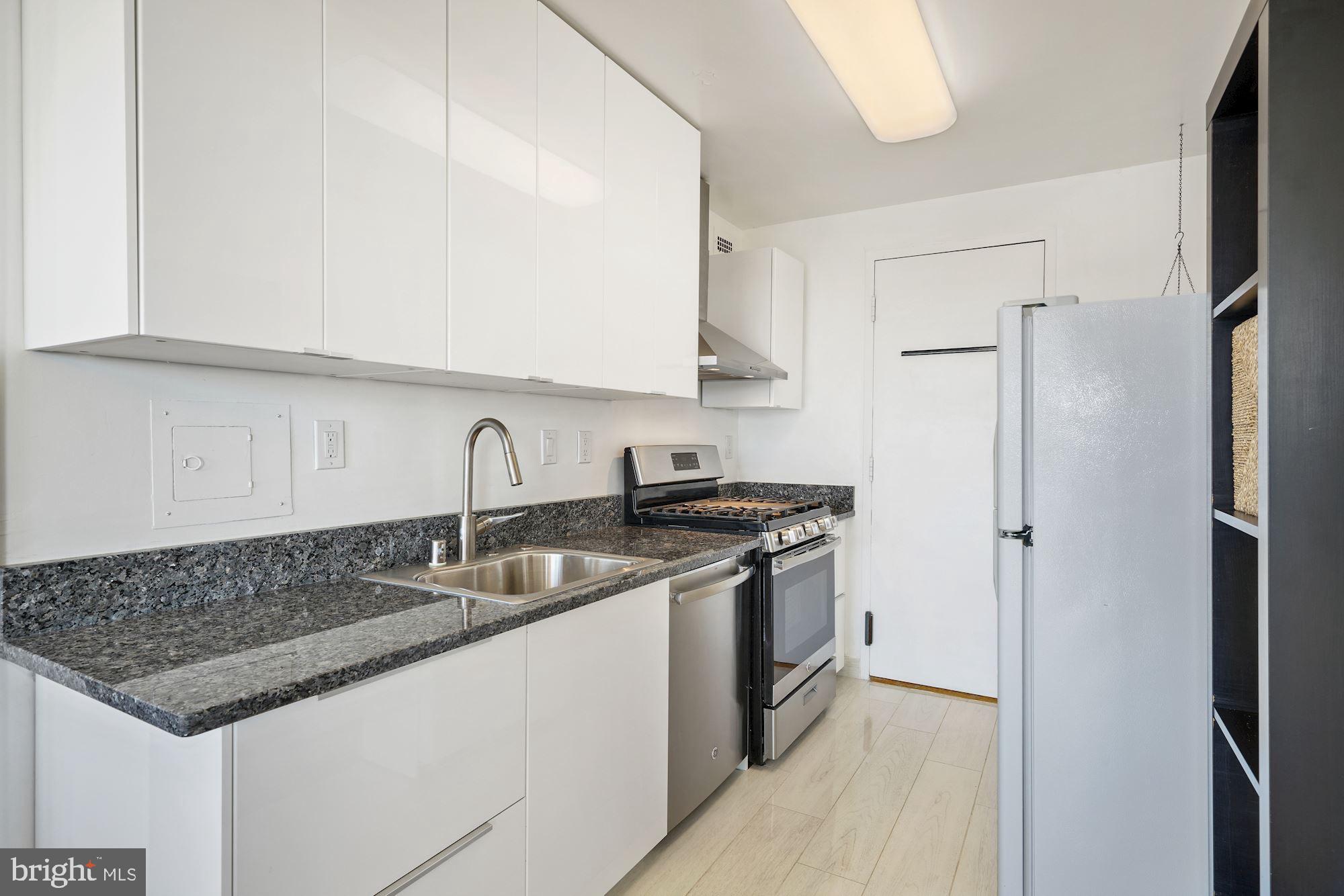 10201 GROSVENOR PLACE 712
