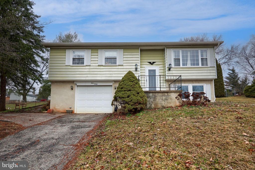 Photo of 390 Lincolnway Drive, YORK, PA 17408 (MLS # PAYK2098716)
