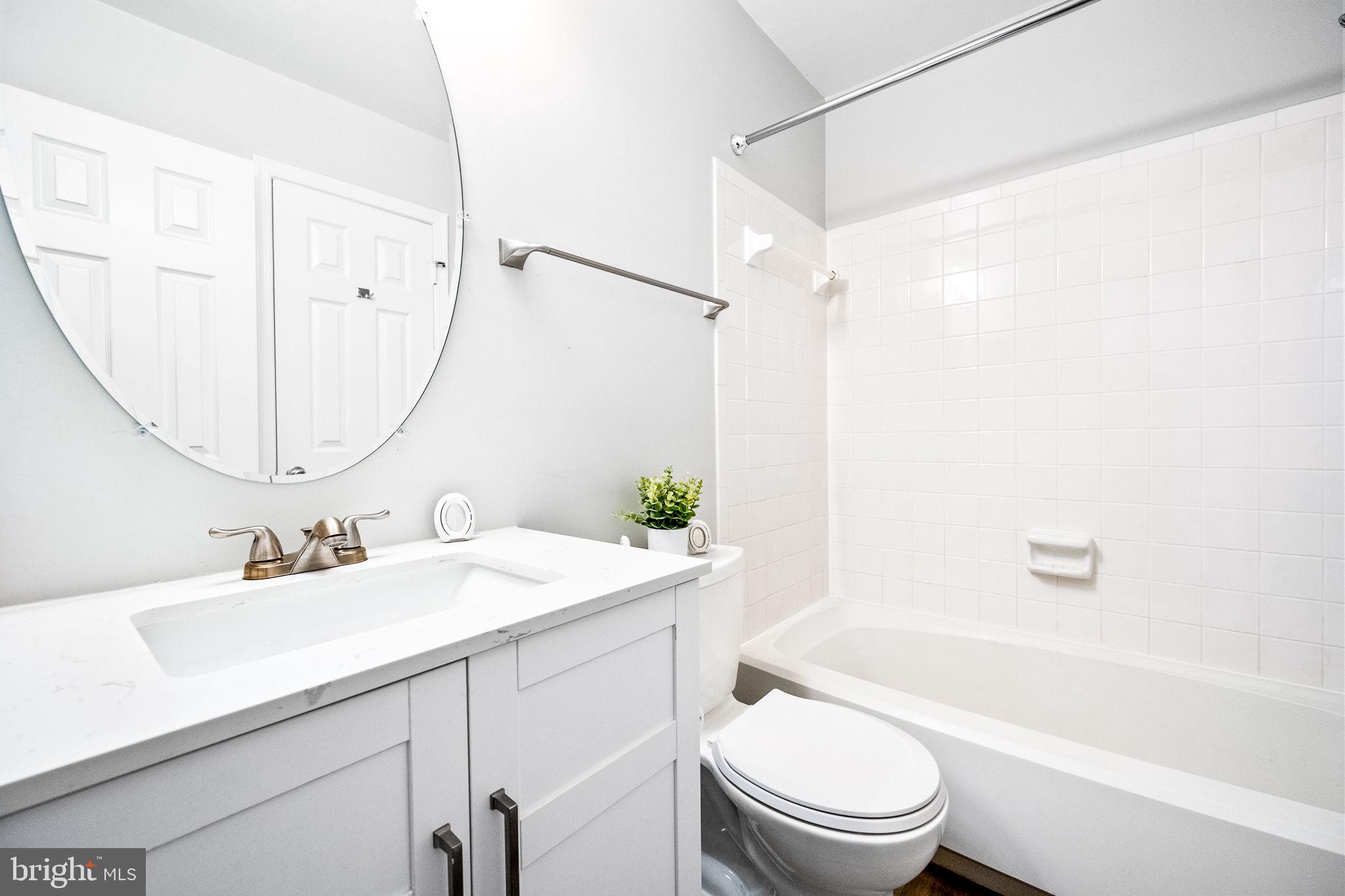 LONDON TOWNE - Residential