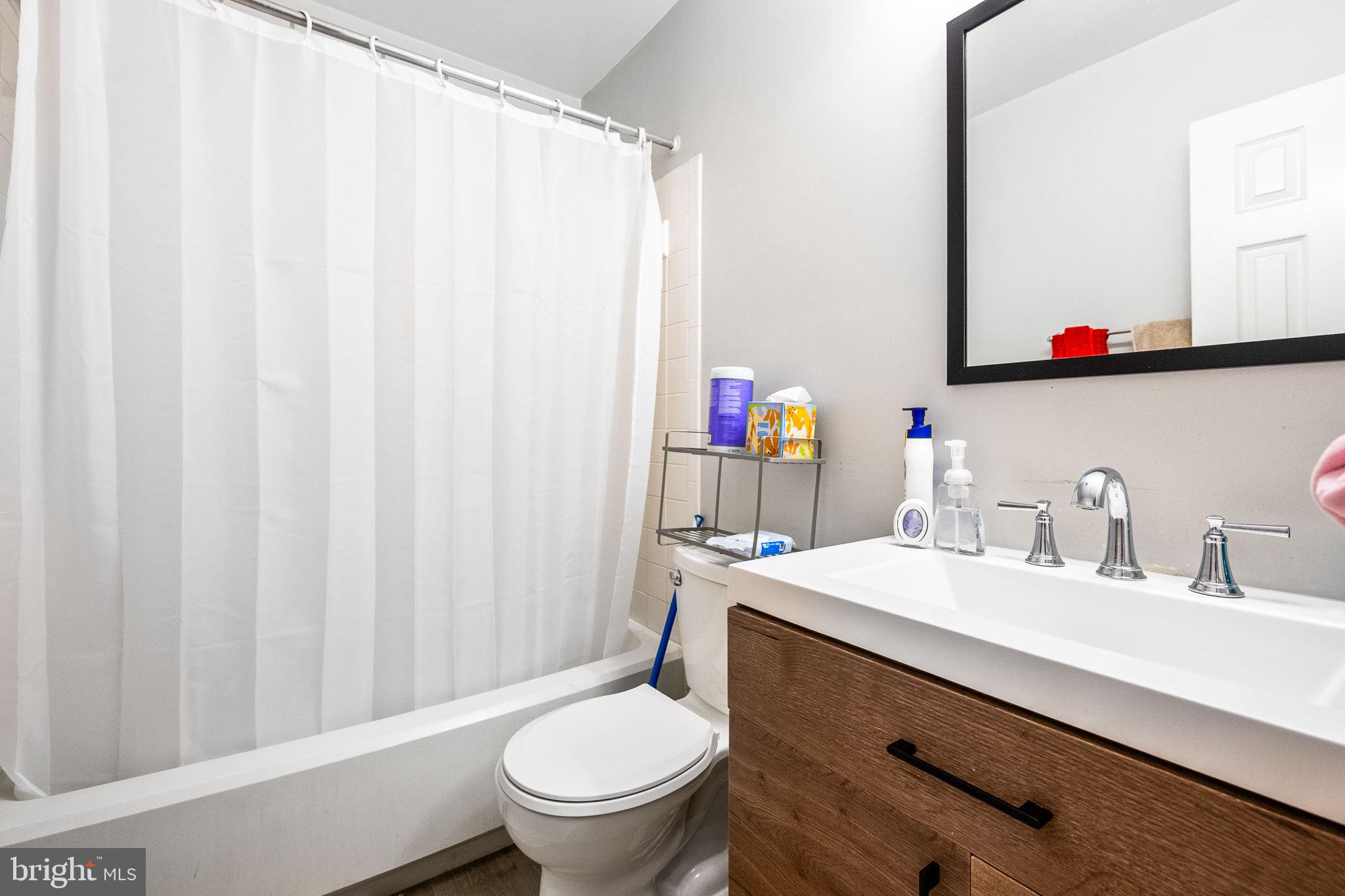 LONDON TOWNE - Residential