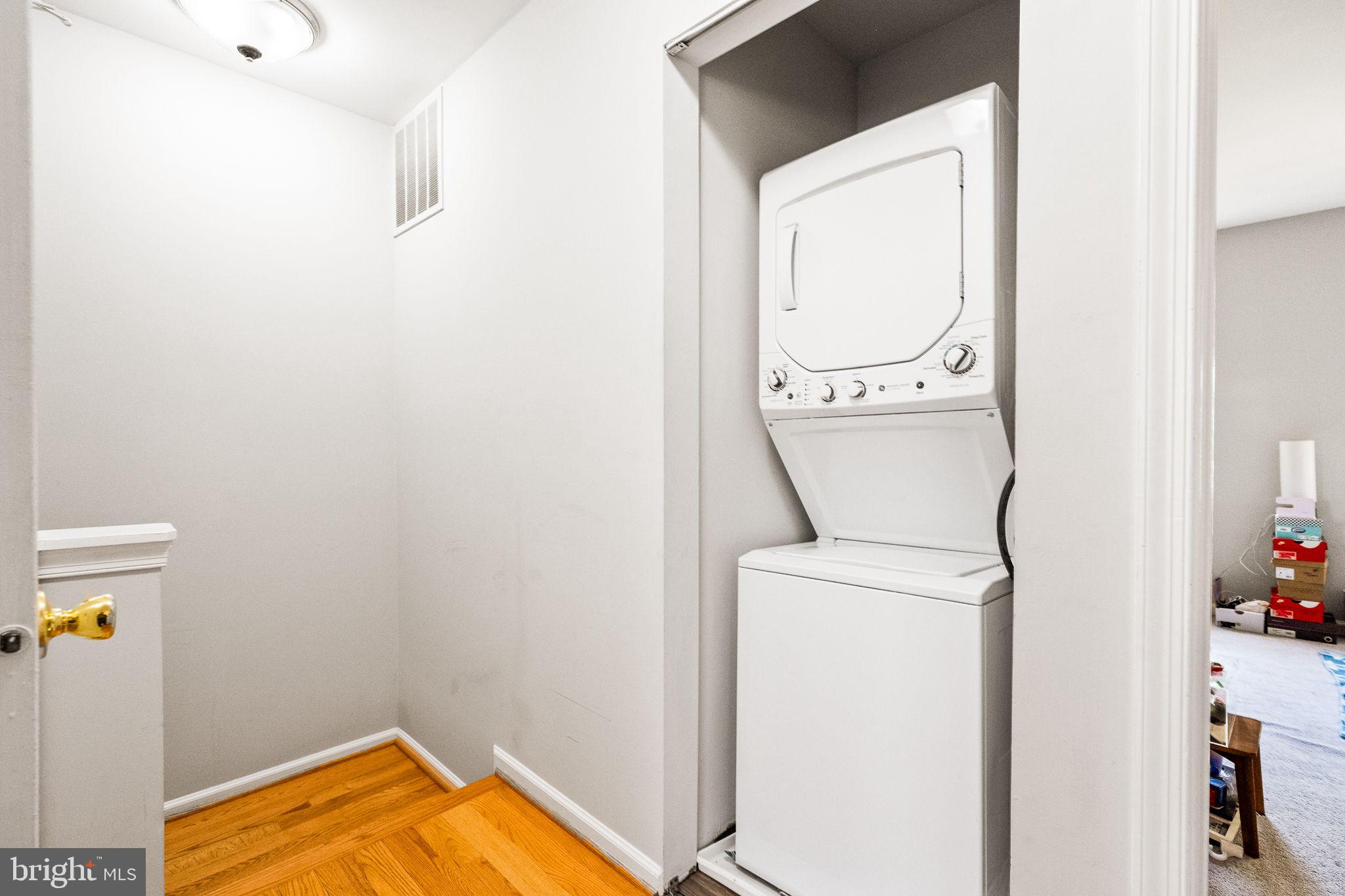 LONDON TOWNE - Residential