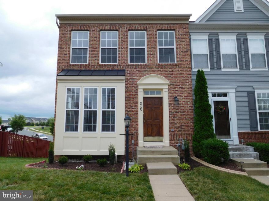 Beautiful End Unit Townhouse with 3 levels, 3 Bedrooms and 3.5 Baths; New paint throughout the house; new carpet; new stainless steel dish washer & stove; Walk-out level basement with a large den, rec room &  a full bath. Great location! Near to Route 1 and New Stonebridge Town Center... Don't miss it! Thanks for showing!