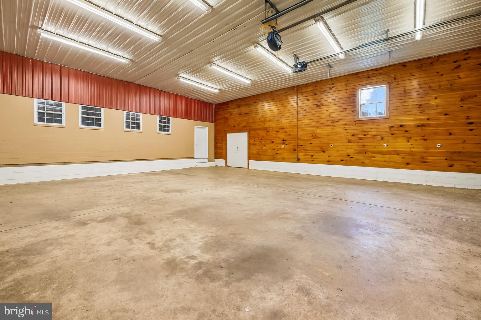 MADONNA MEADOWS - Farm