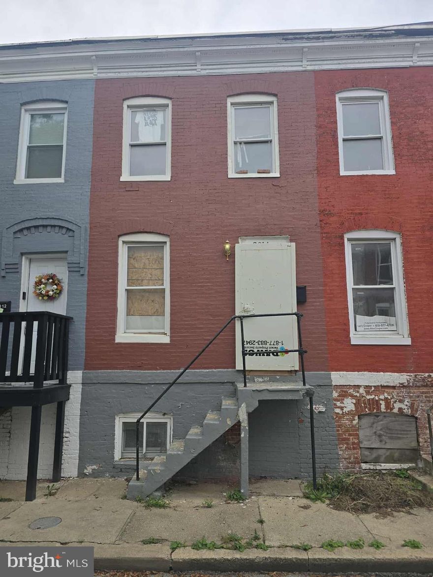 Investor Alert! This property offers incredible potential with only moderate renovations and cosmetic updates needed. Solid property and a perfect opportunity to add value and maximize returns!

Dawgs Security door (no lockbox)