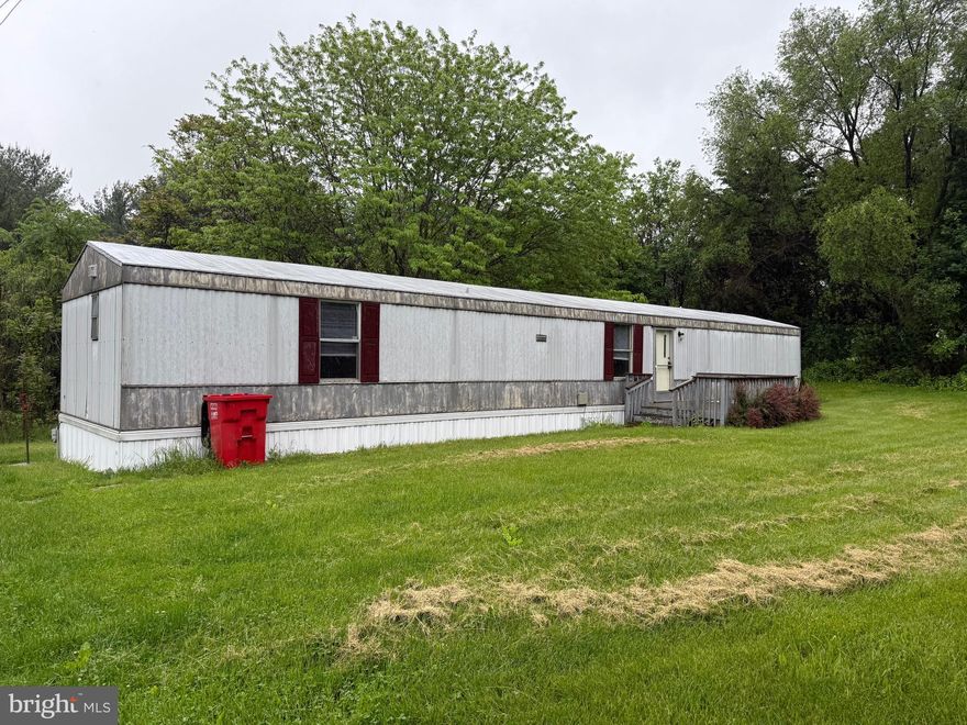 Nice 3 bed 2 Bath mobile home.  Close to all amenities.  Screened in porch.