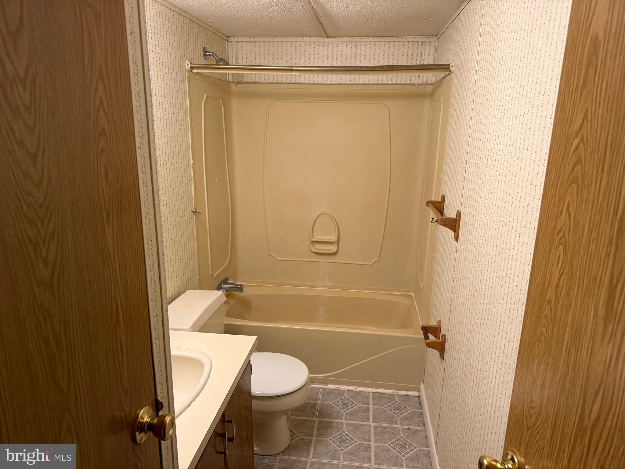 MIDDLE CREEK - Residential Lease