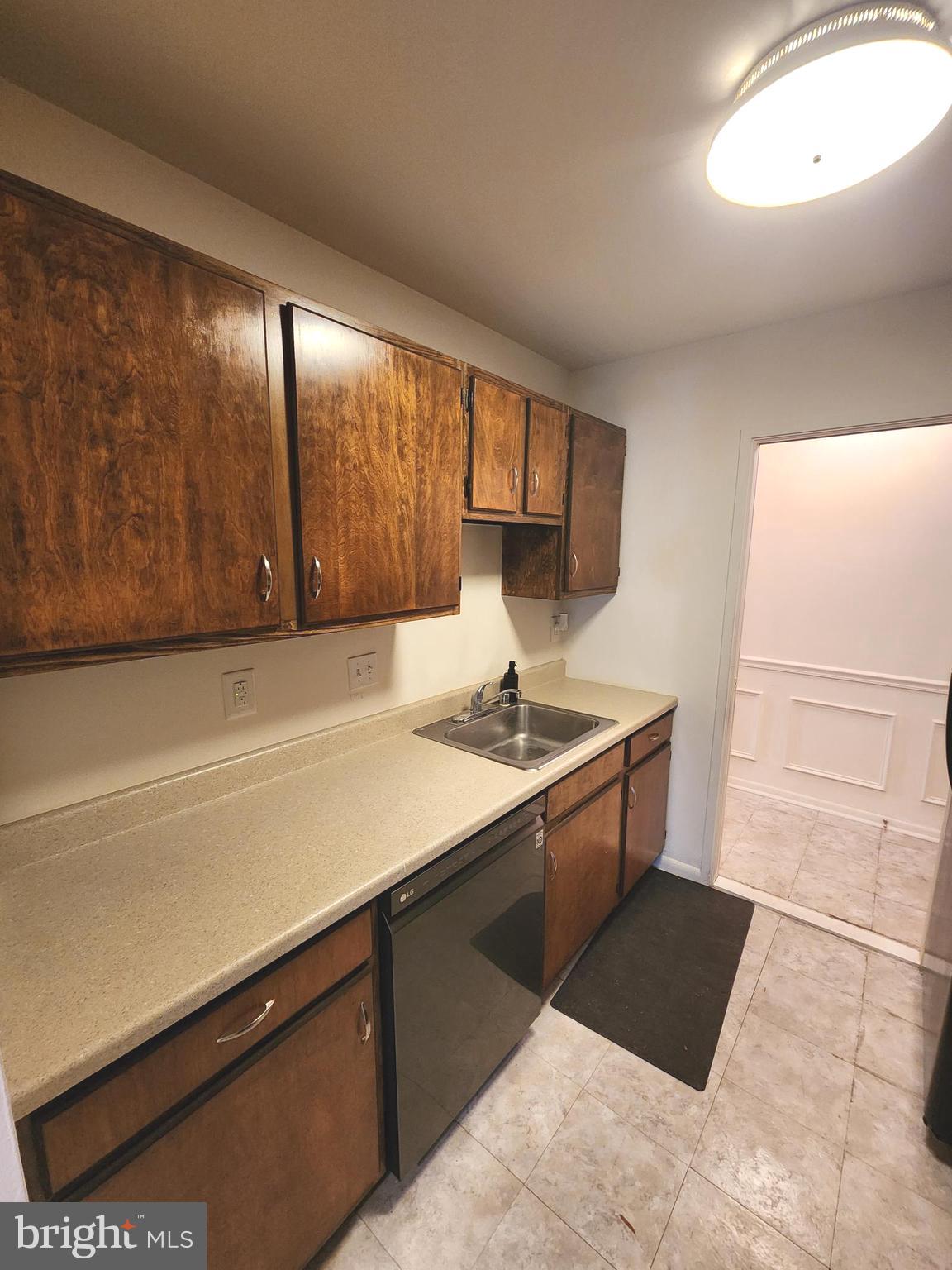 SUMMERTREE CONDO APTS - Residential Lease