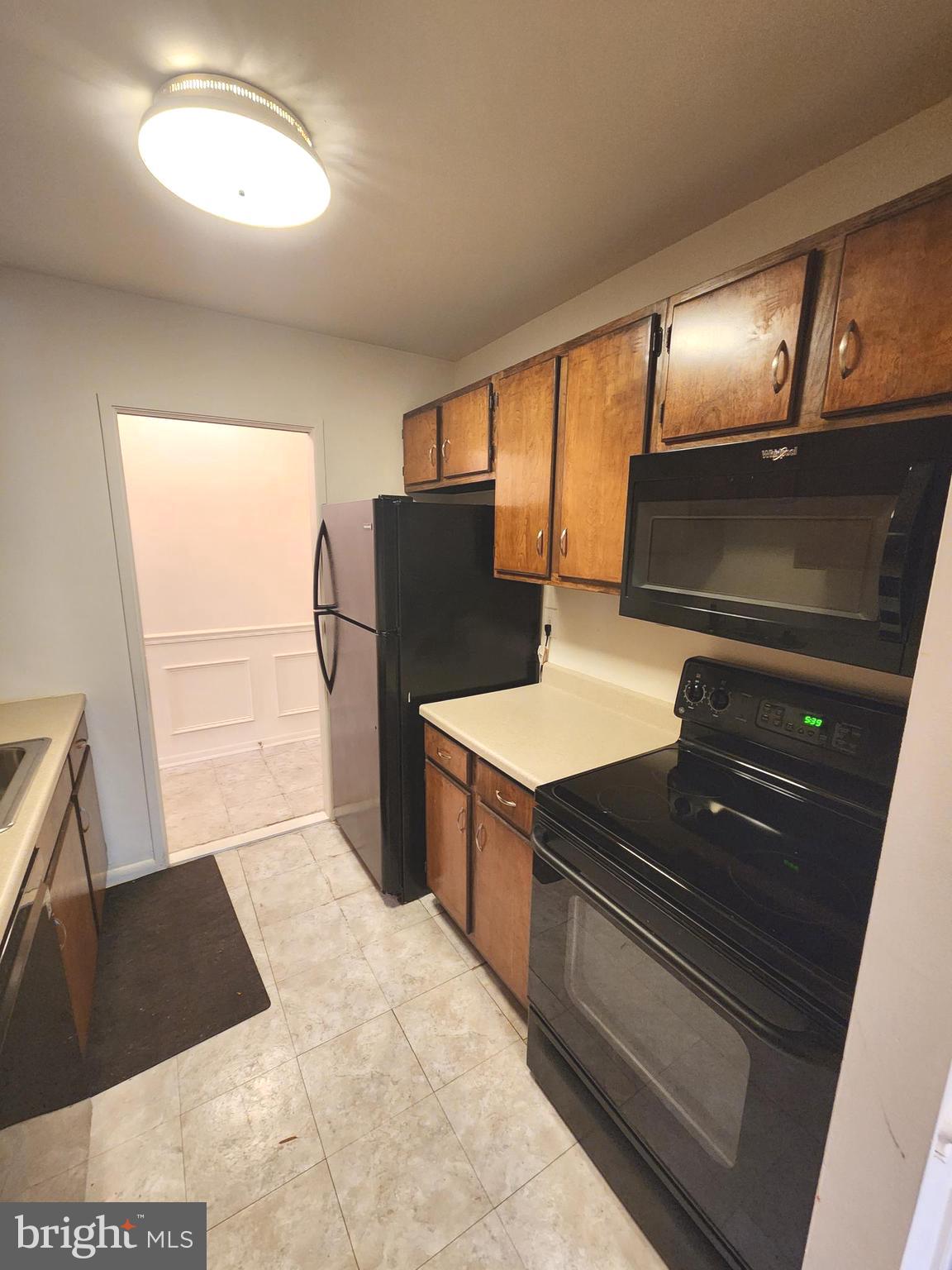 SUMMERTREE CONDO APTS - Residential Lease