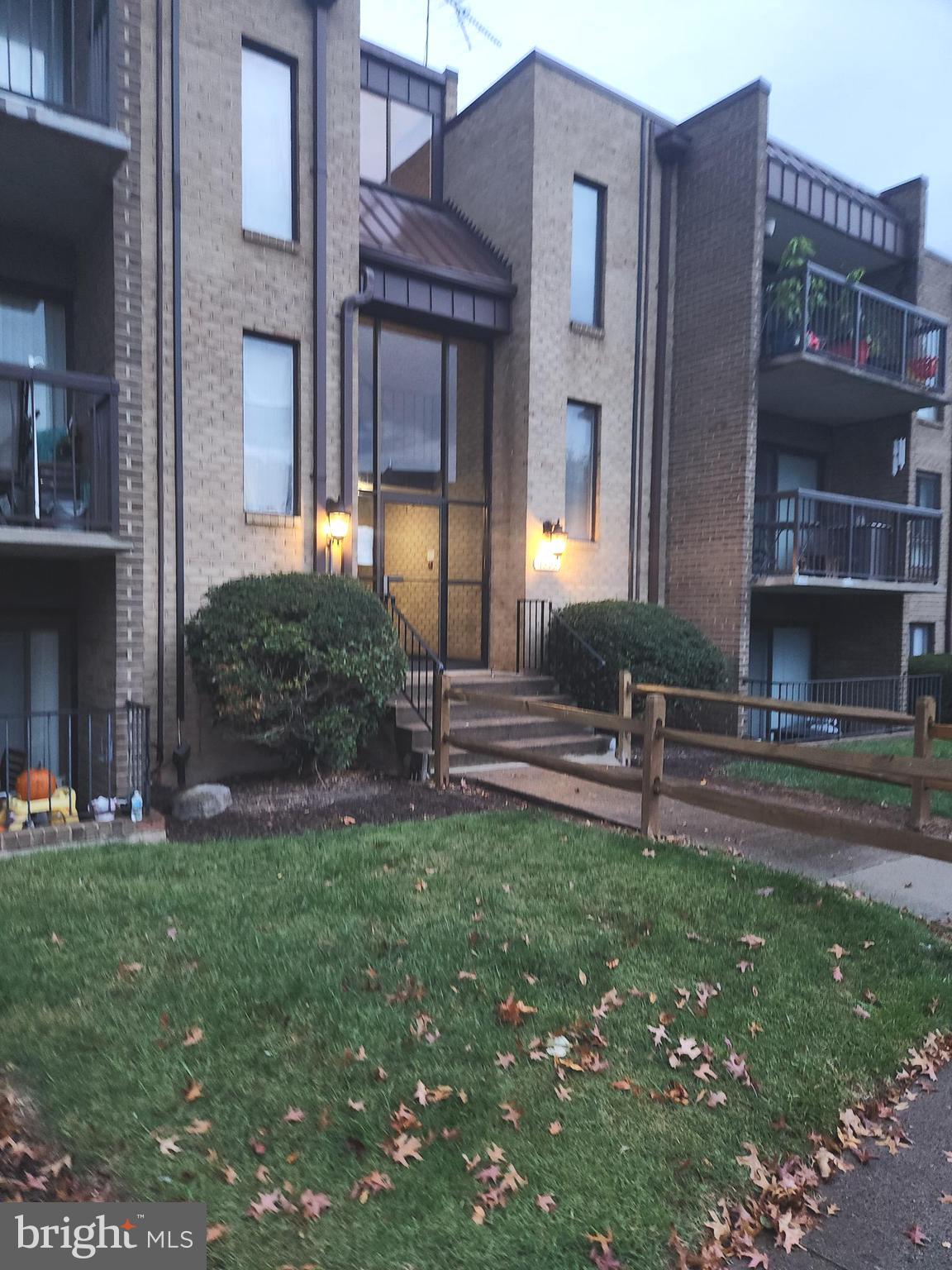 SUMMERTREE CONDO APTS - Residential Lease
