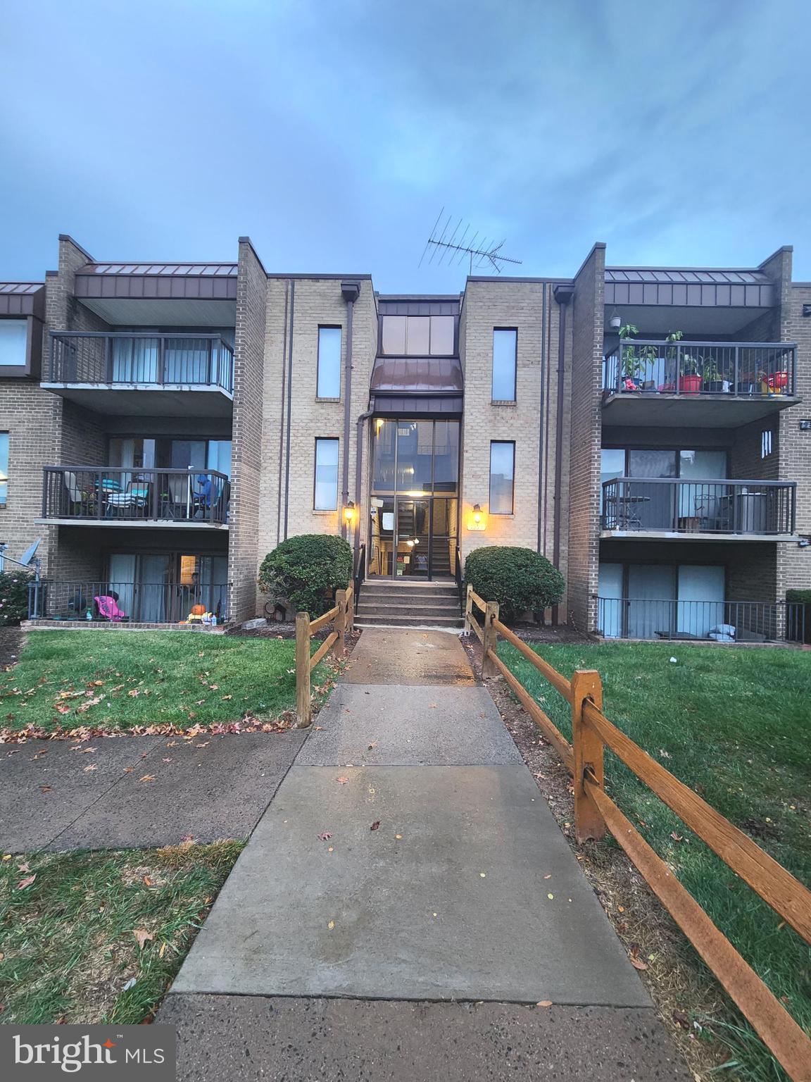 SUMMERTREE CONDO APTS - Residential Lease