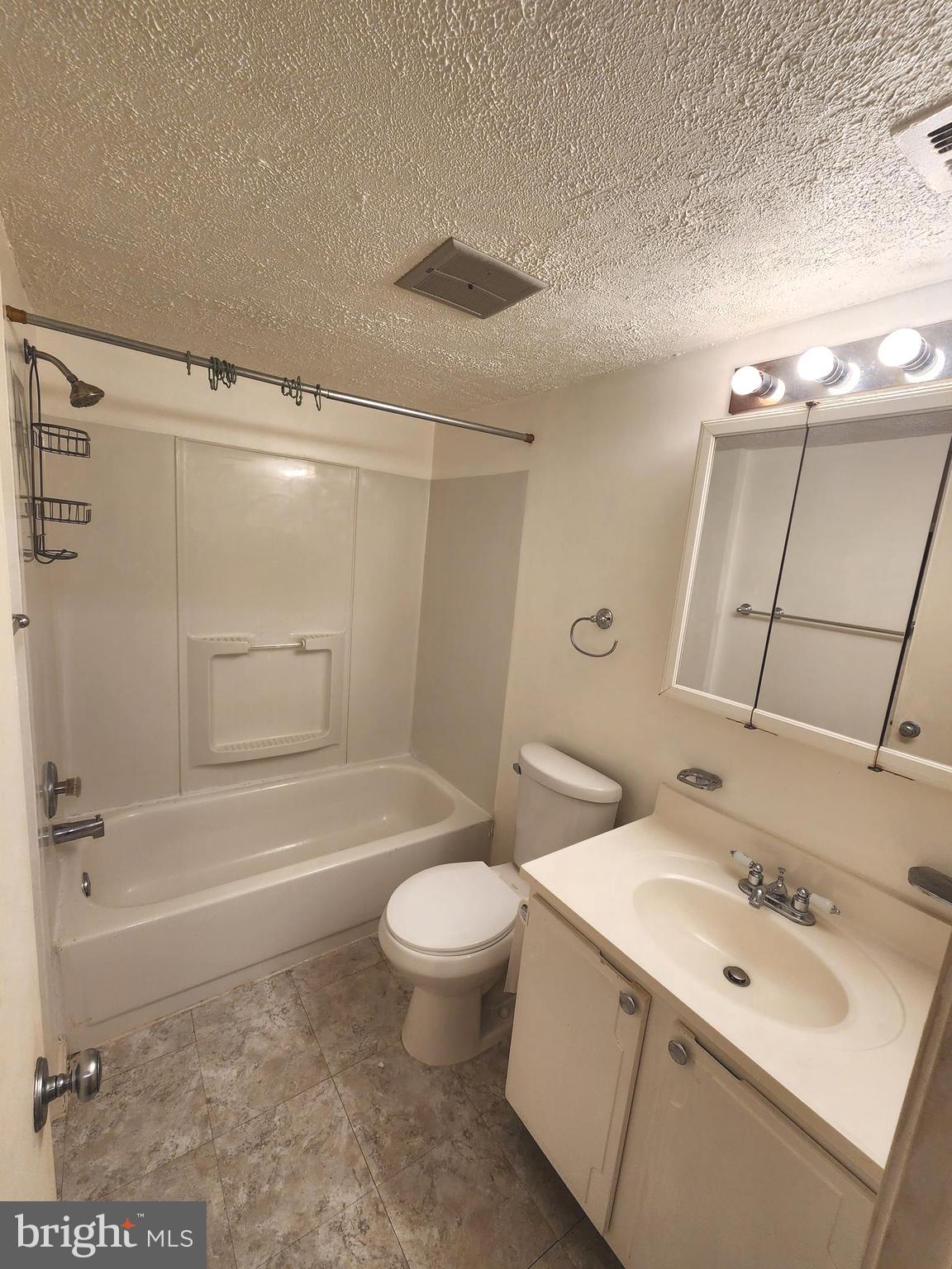 SUMMERTREE CONDO APTS - Residential Lease