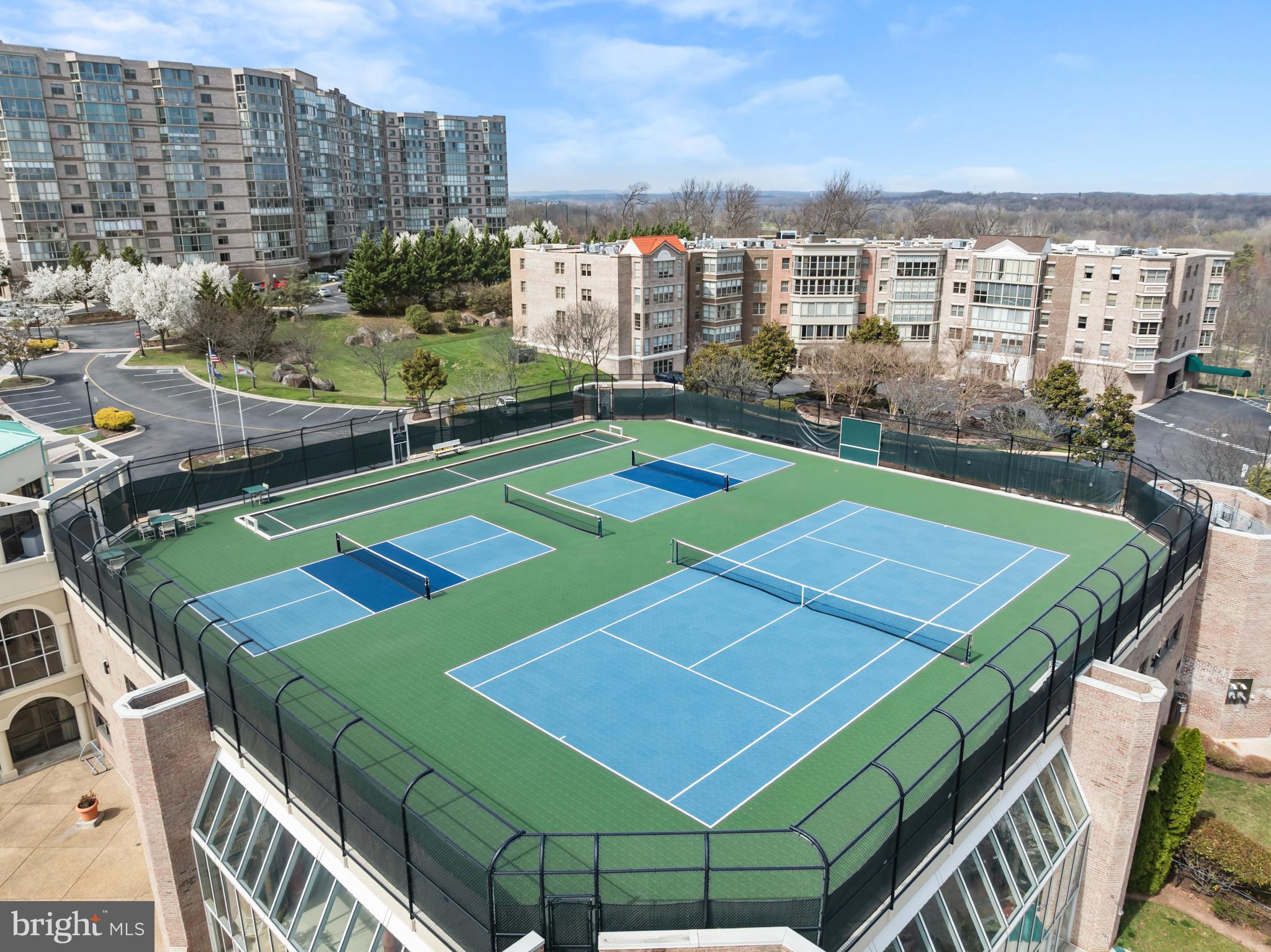 LANSDOWNE WOODS - Residential