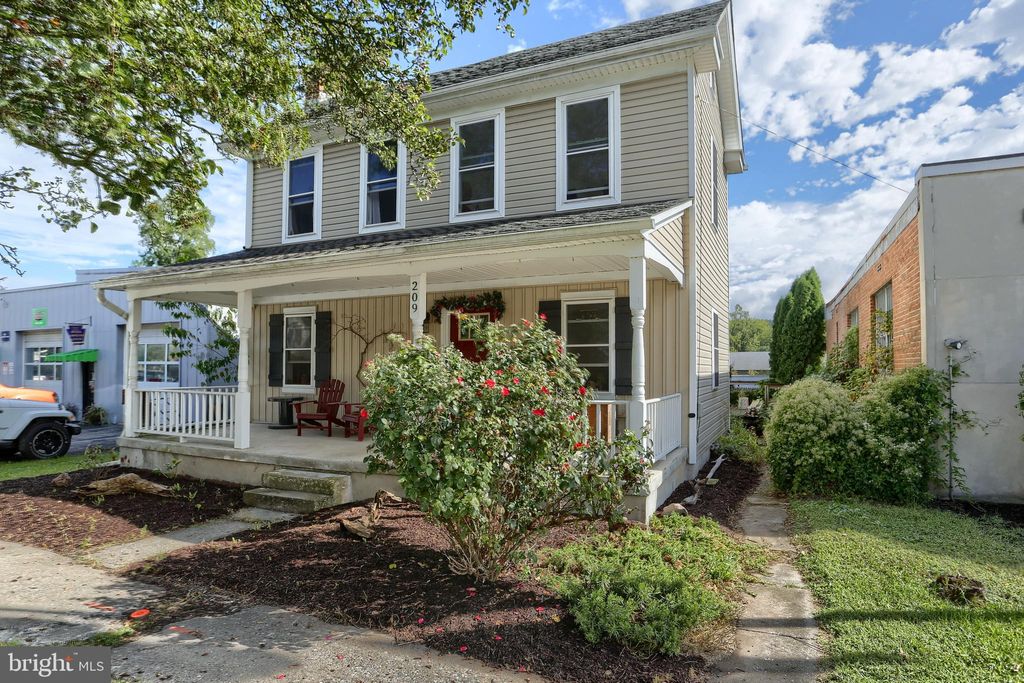Photo of 209 N 2ND ST, BAINBRIDGE, PA 17502 (MLS # PALA2041236)