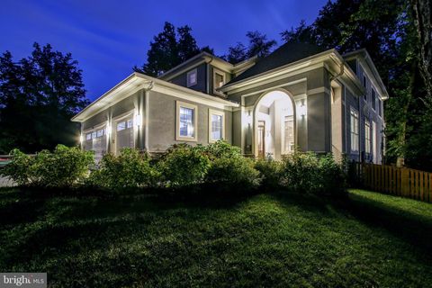 Photo of 9814 Fernwood Road, BETHESDA, MD 20817 (MLS # MDMC2231232)