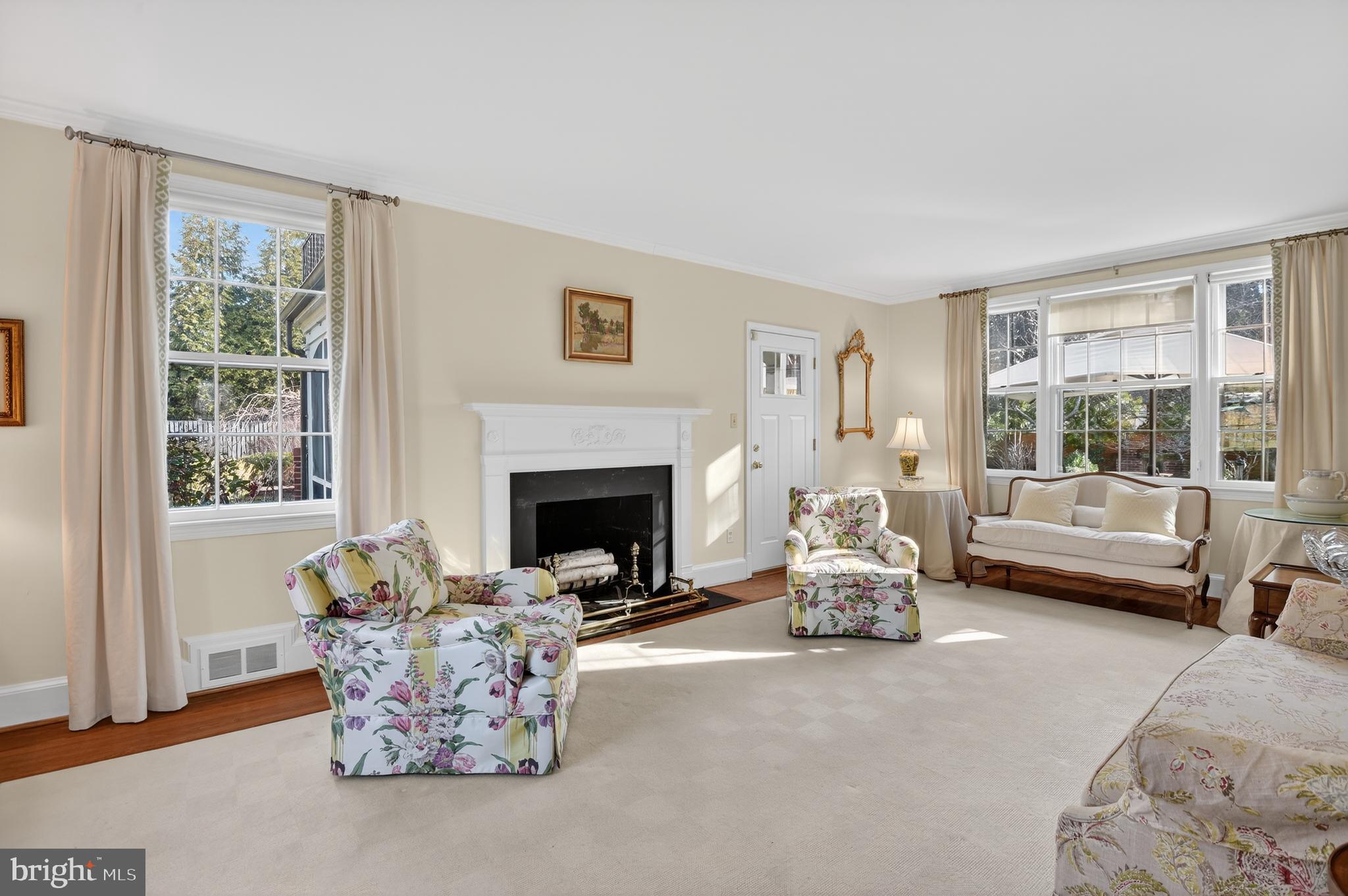 5208 WOODLAWN AVENUE