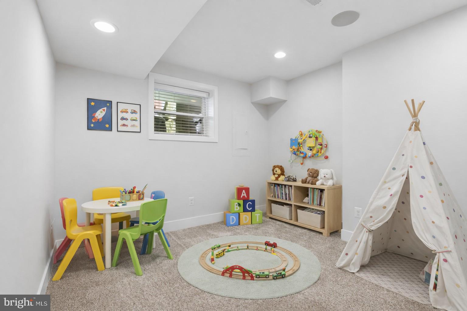 LOCUST POINT - Residential