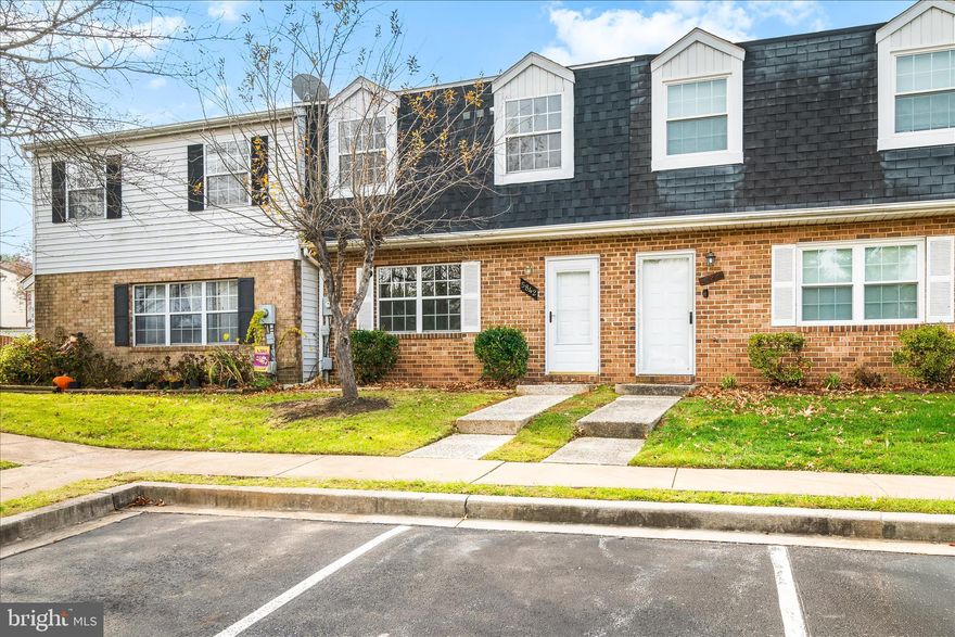 MOVE-IN READY !
Fully renovated with fenced yard. Available immediately!