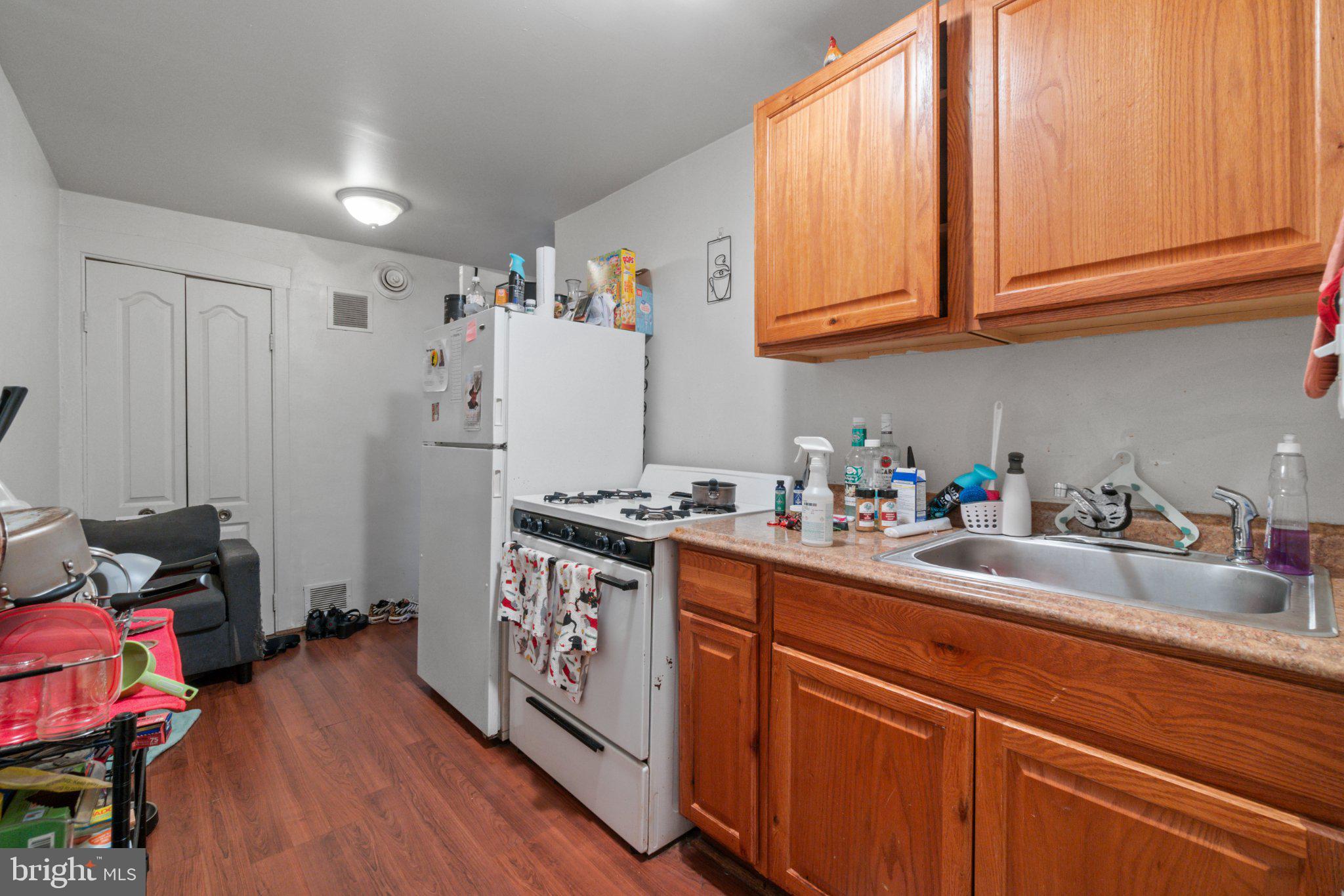 885 W LOMBARD STREET