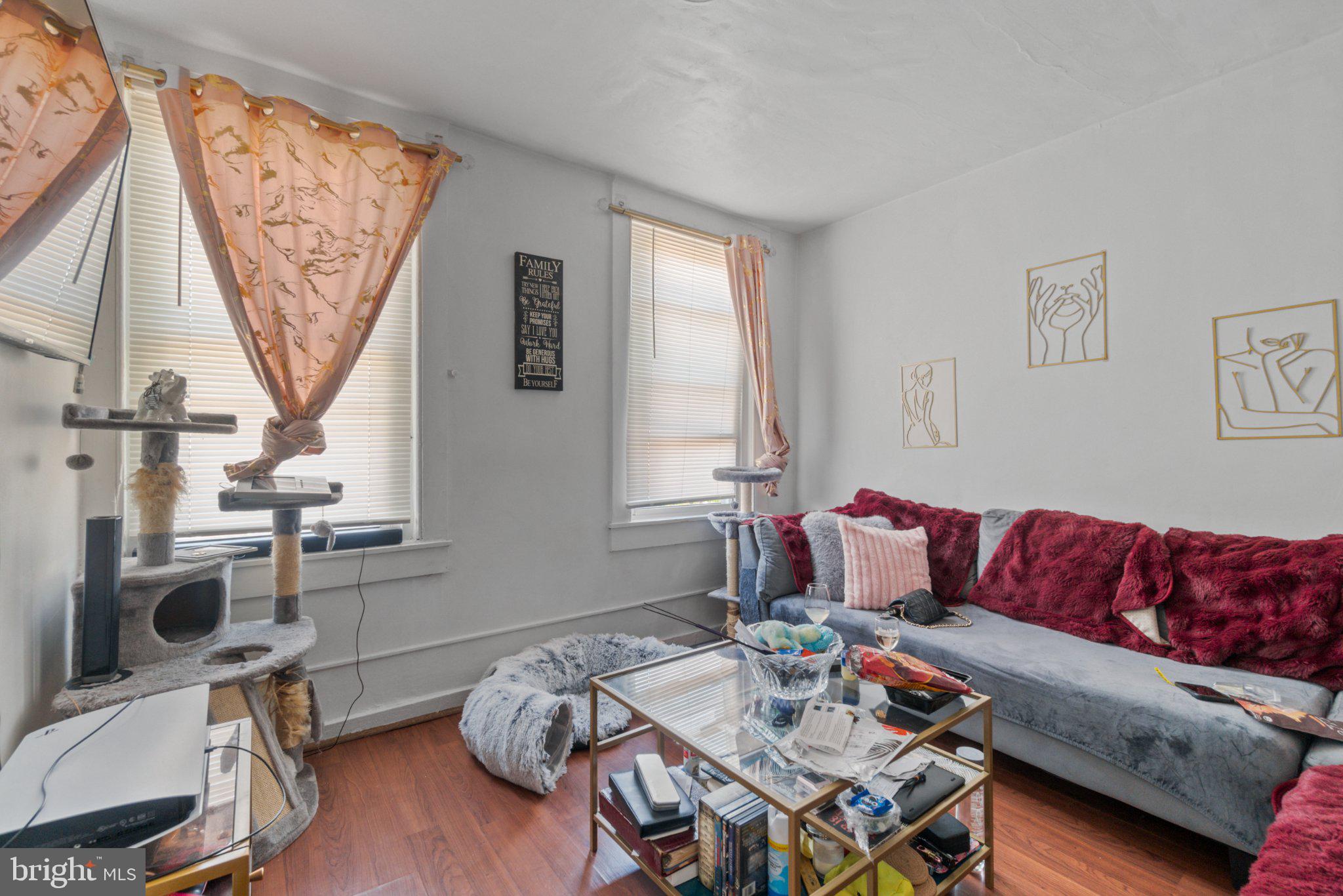 885 W LOMBARD STREET