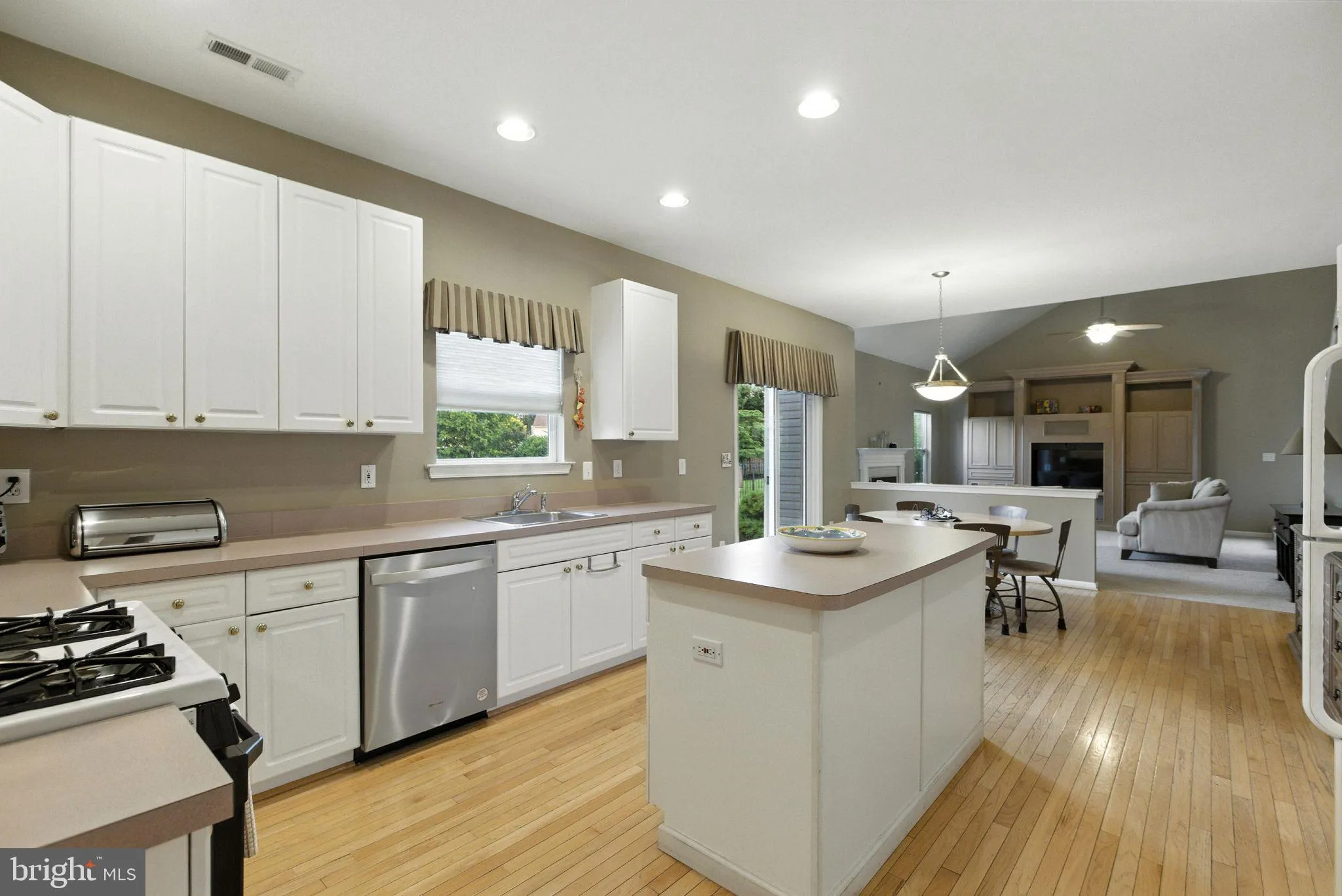 Voorhees, New Jersey 08043, United States, 4 Bedrooms Bedrooms, ,4 BathroomsBathrooms,Residential,Pending,191128