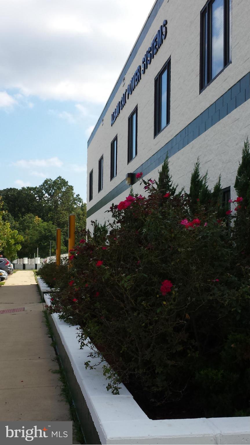 HORNBAKER INDUSTRIAL PARK - Commercial Lease