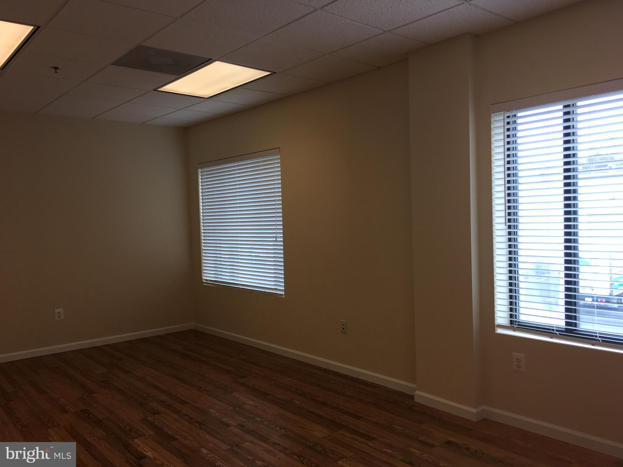 HORNBAKER INDUSTRIAL PARK - Commercial Lease