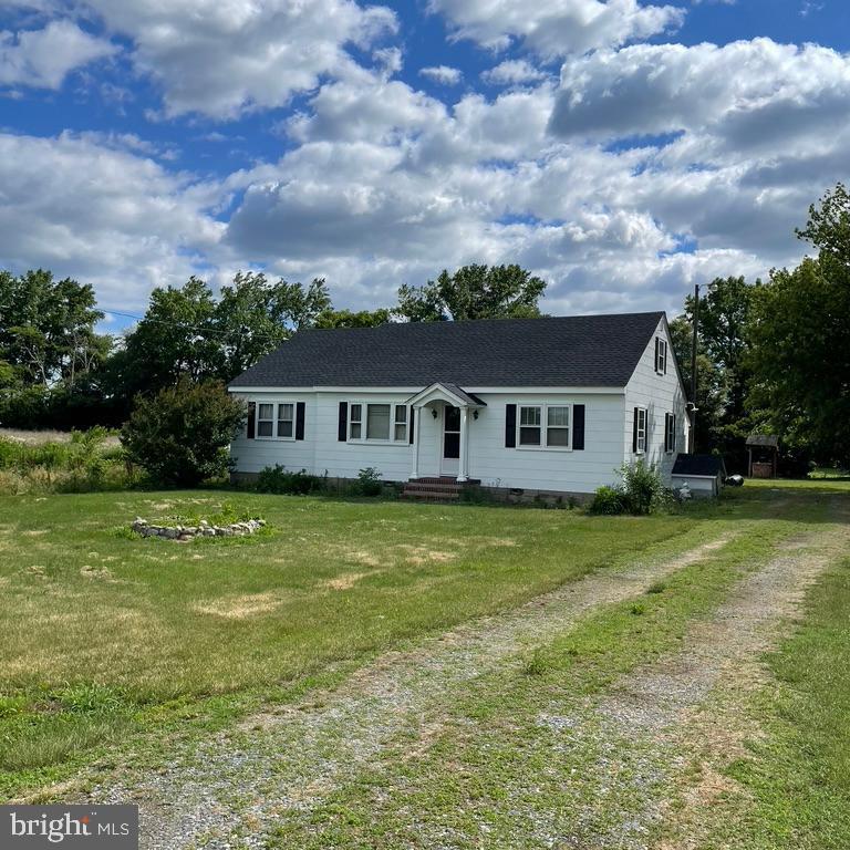 Nice 3 bedroom 1 bath Rancher with garage.
600 Credit score required, background check, most recent pay stubs required as proof of income, references required, and application required before showings. No Pets, and No smoking. Applicants will need to fill out the application online through RentSpree.