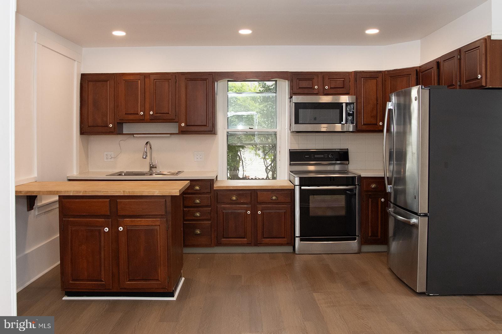 2928 E LINCOLN HIGHWAY E