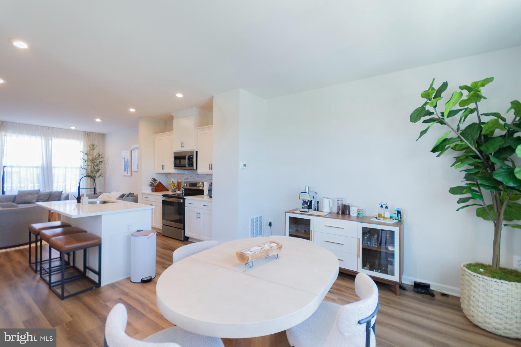 PRESIDENTS POINTE - Residential Lease