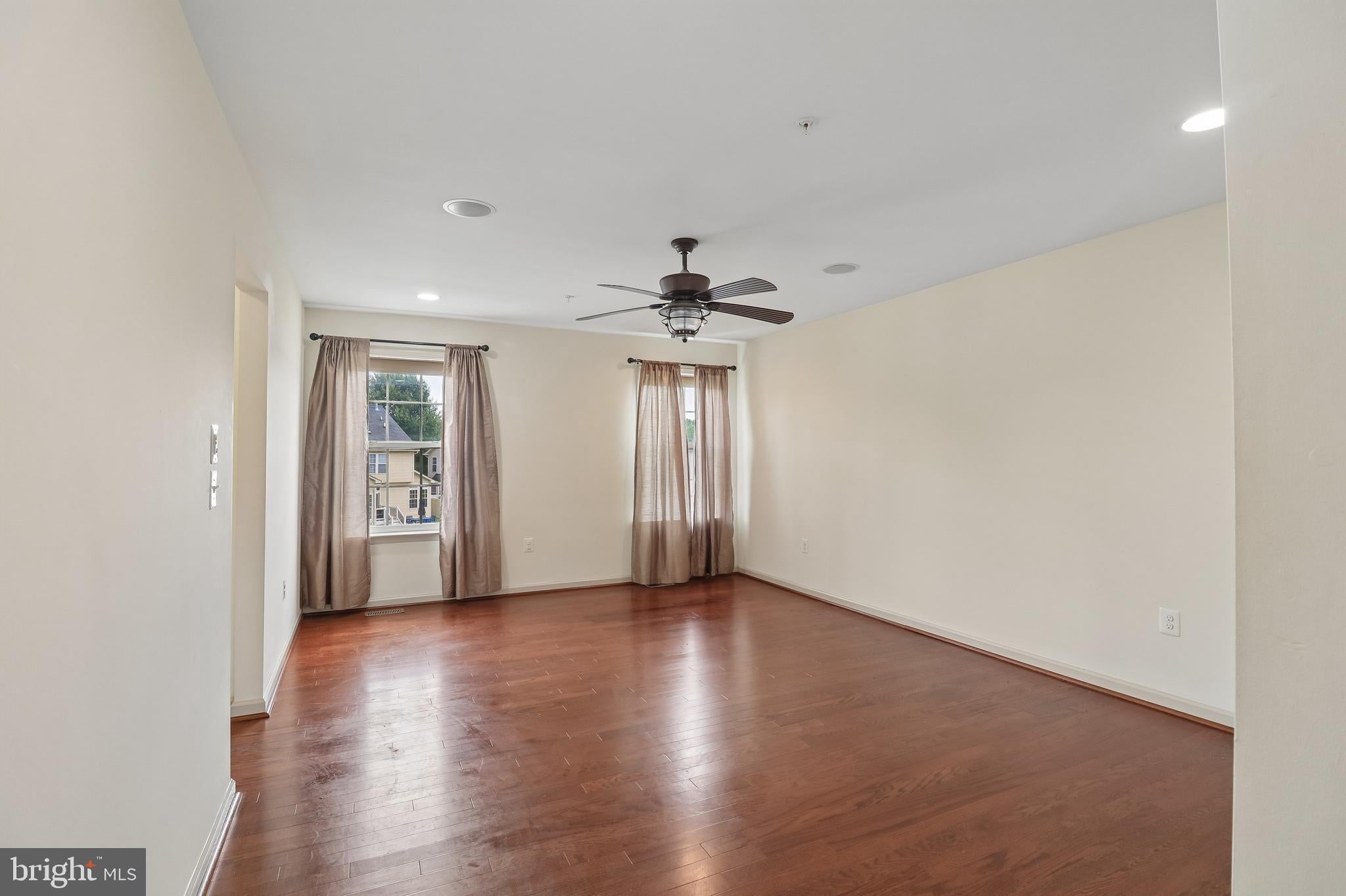 6844 WALKWAY COURT
