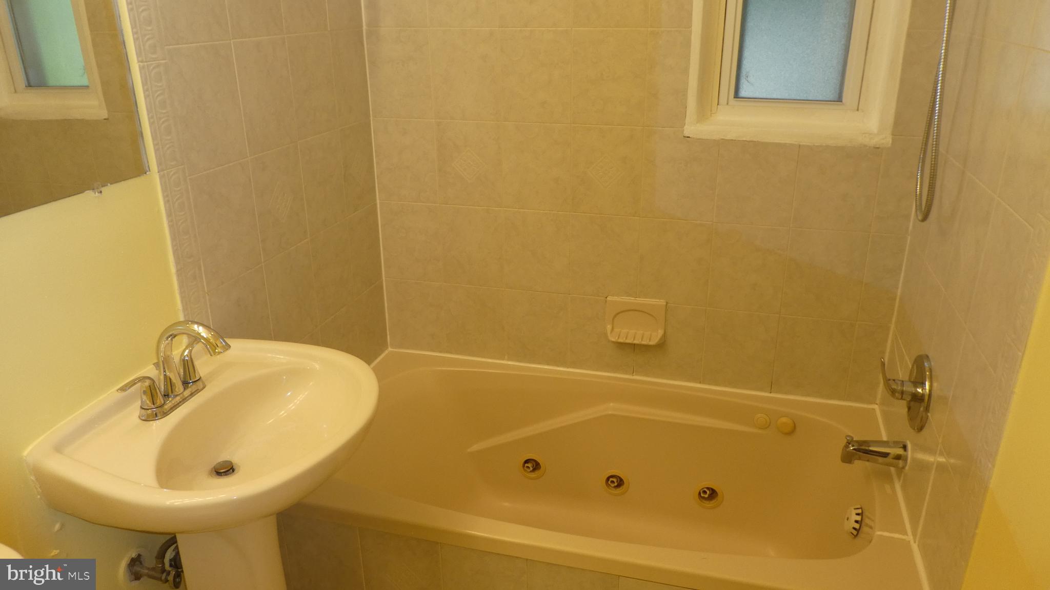 ADELPHI KNOLLS - Residential Lease