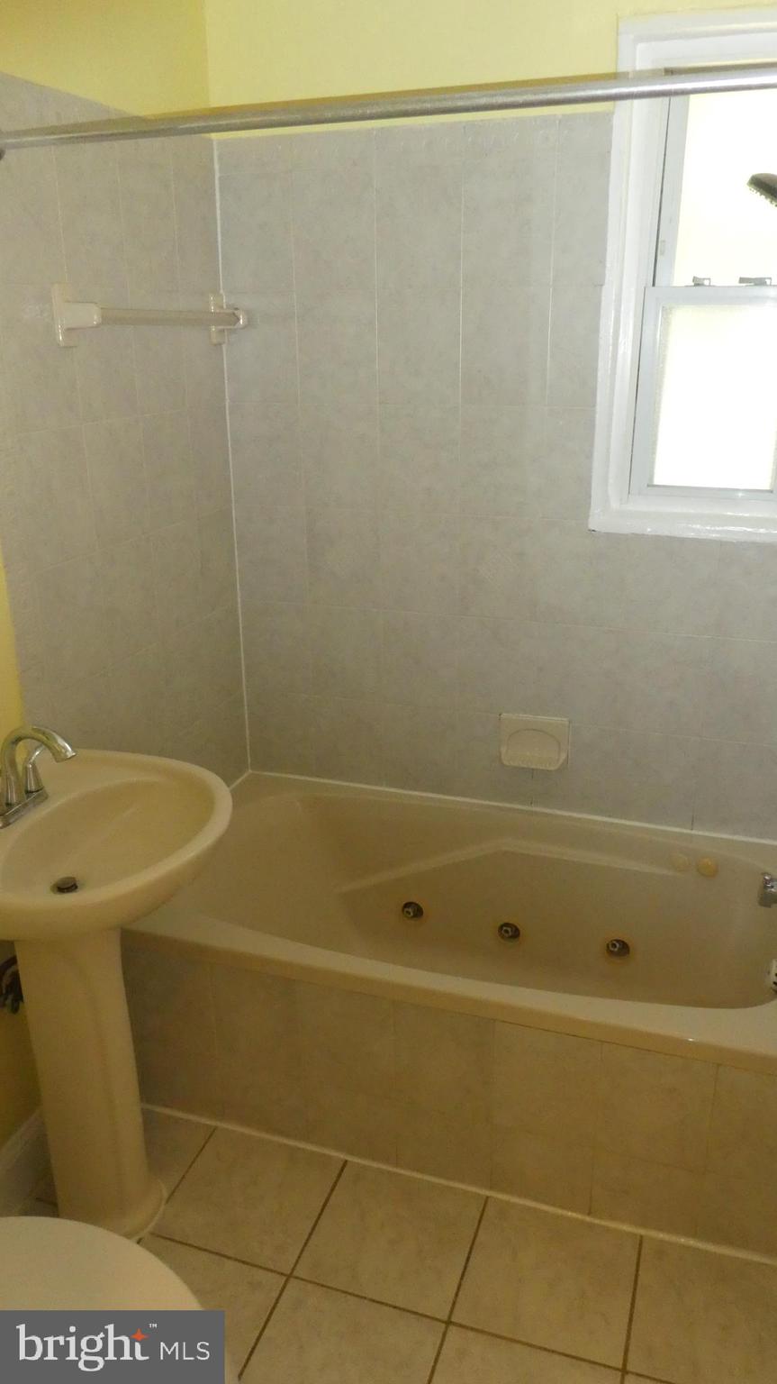 ADELPHI KNOLLS - Residential Lease