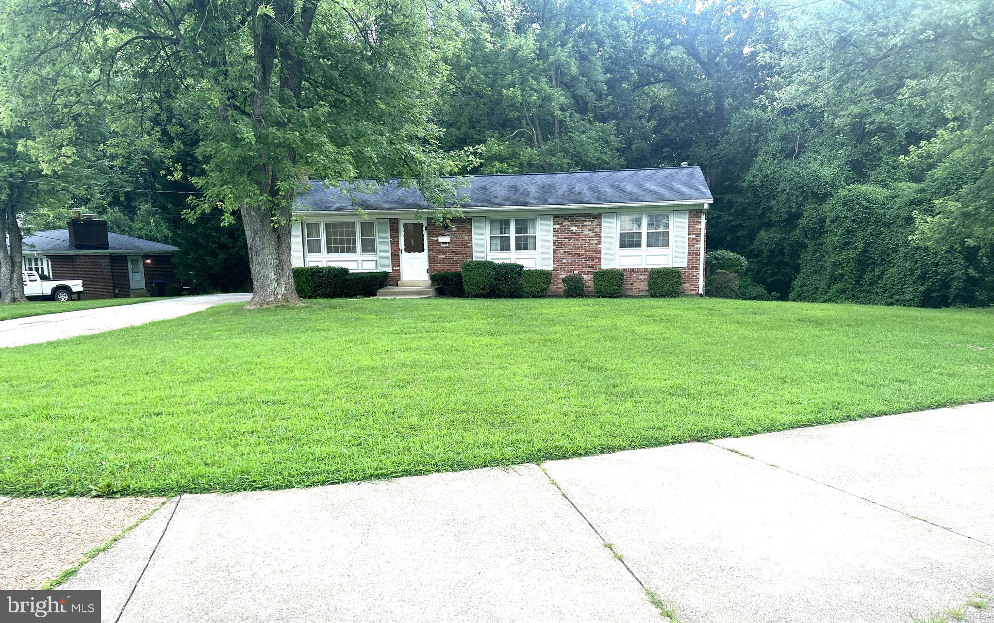 Single Family home, two level brick rambler at conner lot in Springfield. 3 bed rooms, 2.5 bath and 2 den in basement. Ready to move-in, close to shopping and 495.
Thank you for showing!!!
https://apply.link/80Rf9dY