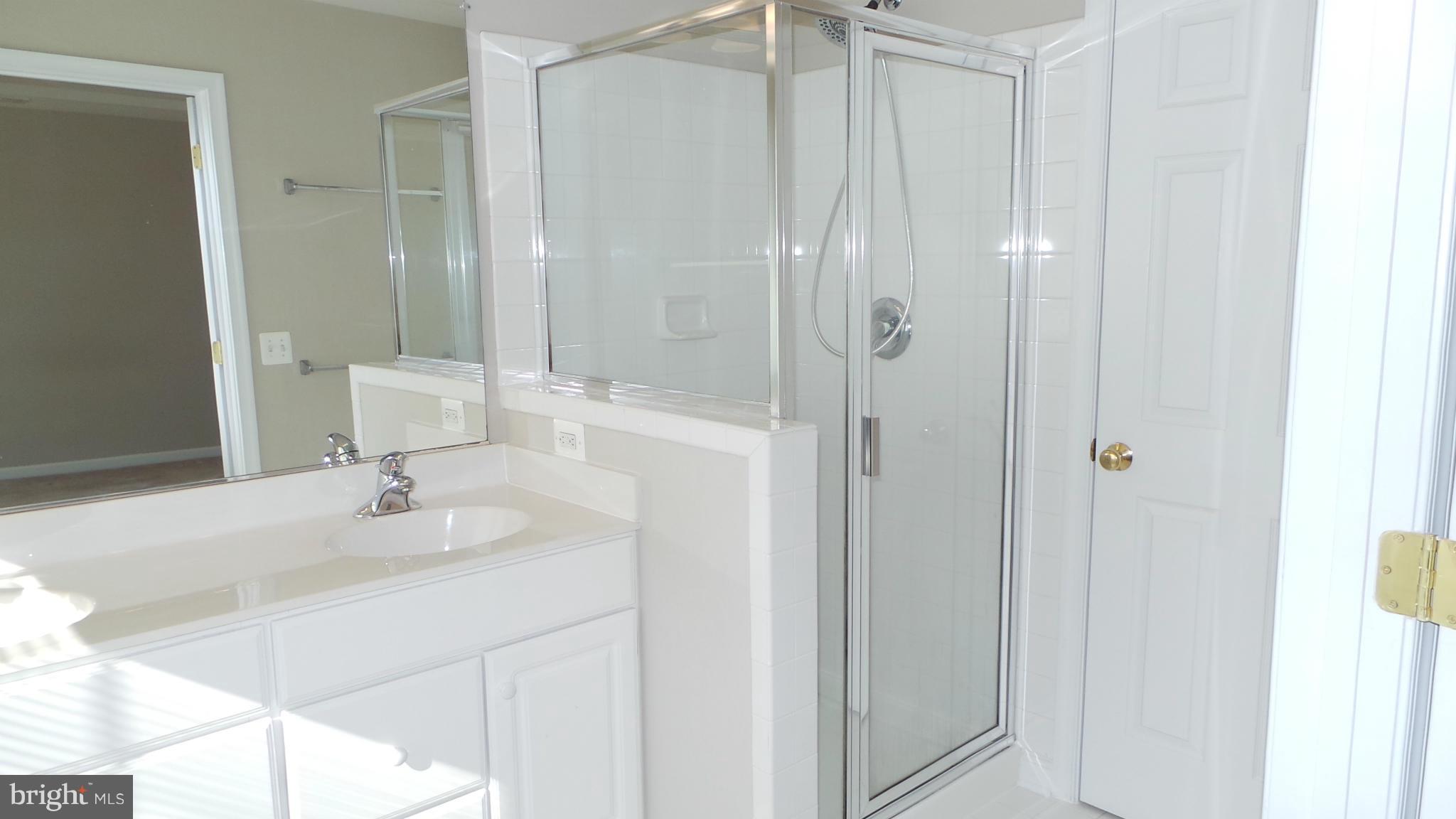 LAUREL HILL LANDBAY - Residential Lease