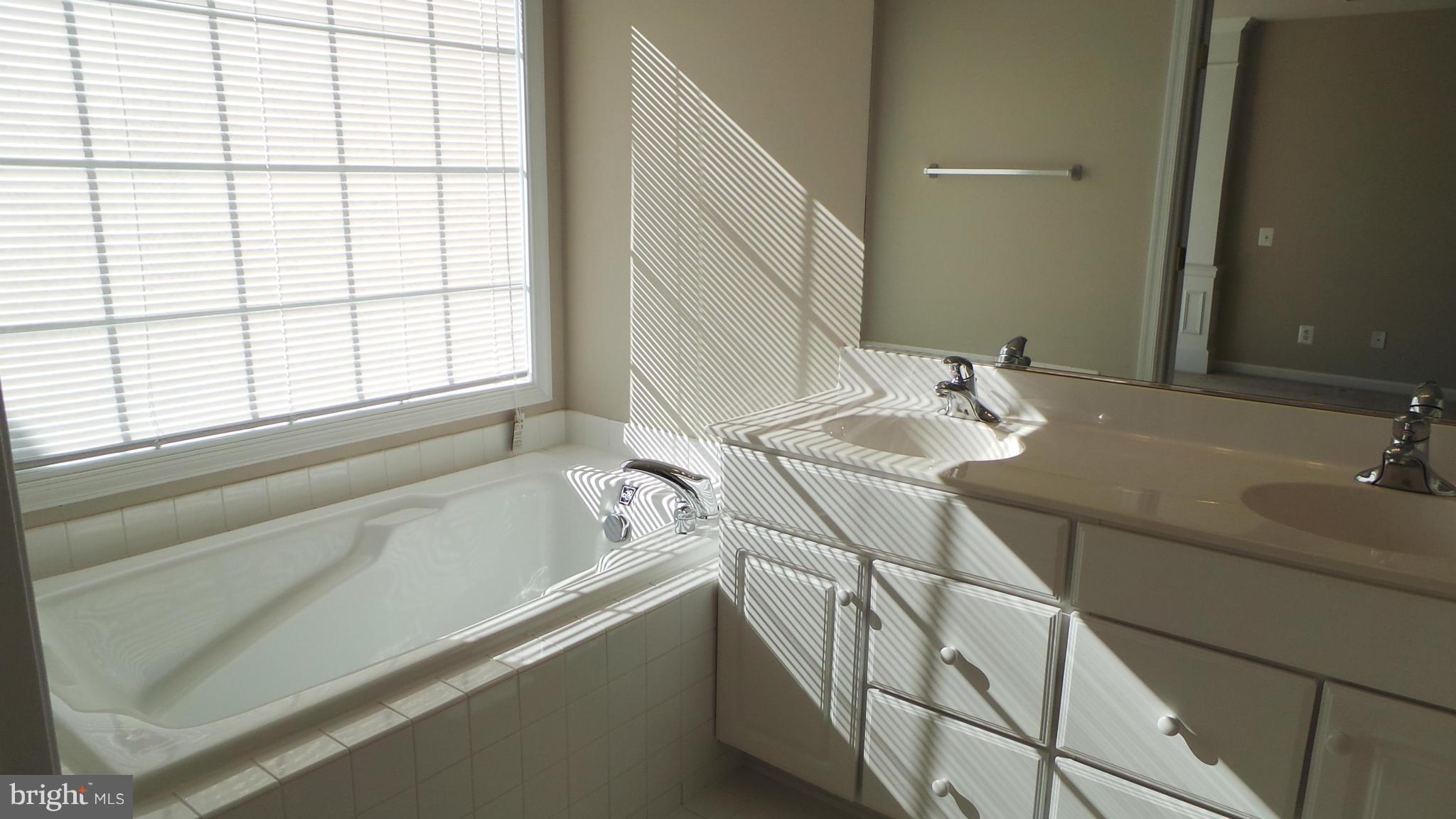 LAUREL HILL LANDBAY - Residential Lease