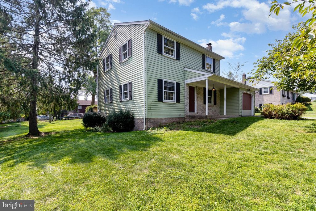 Photo of 328 Sun Valley Drive, LEOLA, PA 17540 (MLS # PALA2056770)