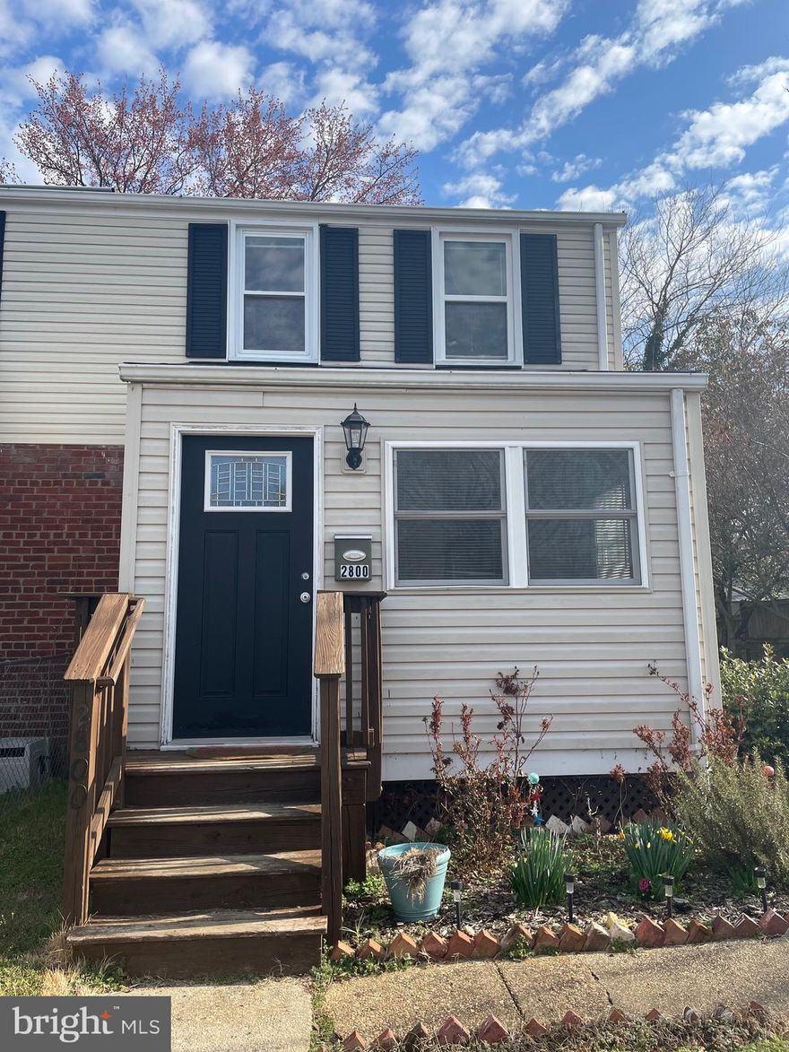 Walk to the metro!  Fully renovated Jefferson  Manor duplex.  2 bedrooms and 2 full baths + fully finished lower level with full bath.  Fenced yard which is perfect for dogs!