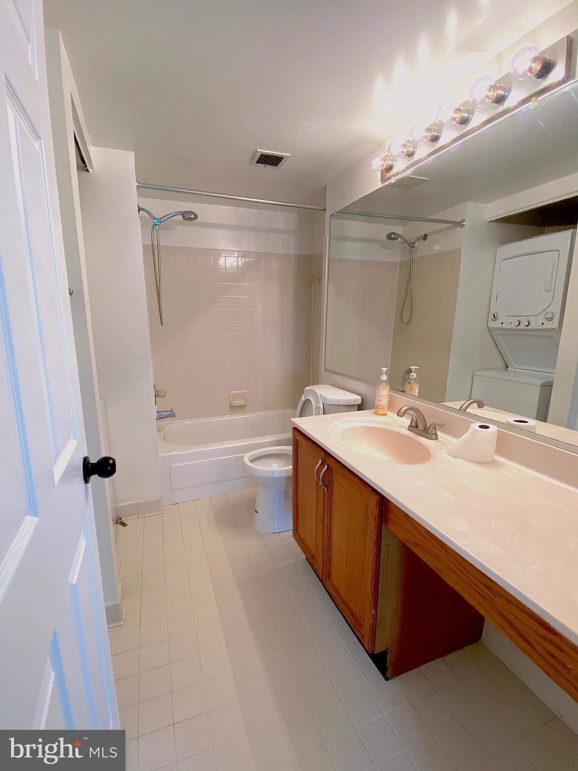 COLECROFT STATION - Residential Lease