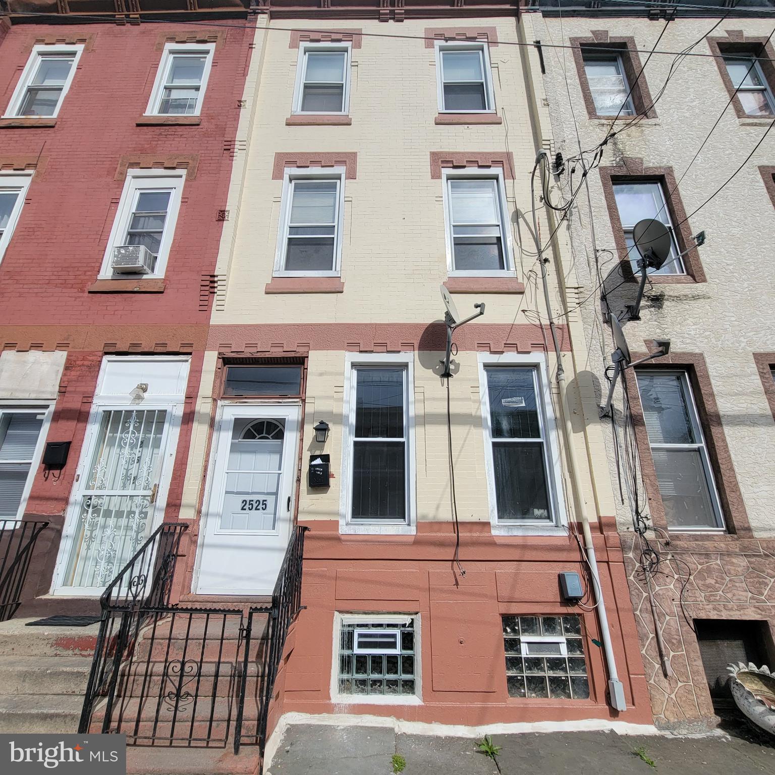Duplex for Sale – 2525 N 12th Street
This charming duplex offers great investment potential:
1st Unit: Cozy 1 bedroom, 1 bathroom, rented with a section 8 tenant for $1000.
2nd Unit: Spacious 4 bedrooms, 1 bathroom, rented for $1215.
A fantastic income-generating opportunity.
The owner is the listing agent.
NOTE: The property will be sold in AS-IS condition. The buyer is responsible for U&O.